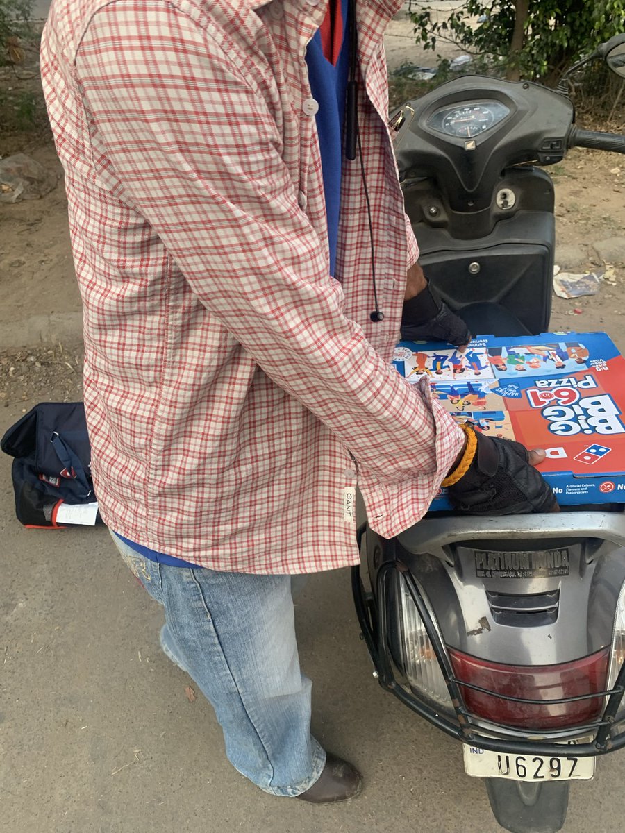 mayrmsh123's tweet image. @dominos @dominos_india 
Serious Issue no1

On my daughters bday ordered pizza, below are the details
Pizza was delivered on road, delivery boy misbehaved 
#harrasment
@consumerforum_
@nch1915 
@jagograhakjago