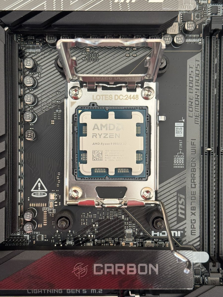 39hatyune39's tweet image. アキバ着いたー＼(^o^)／
そして整理券とれて無事購入(\( •͈ʚ•͈ )/)
さて帰って暇作ったら載せ替えますかね(・ε・｀ )
どこまで変わるのやら(´°‐°｀)

 #AMD
 #RYZEN9
 #9950X3D2