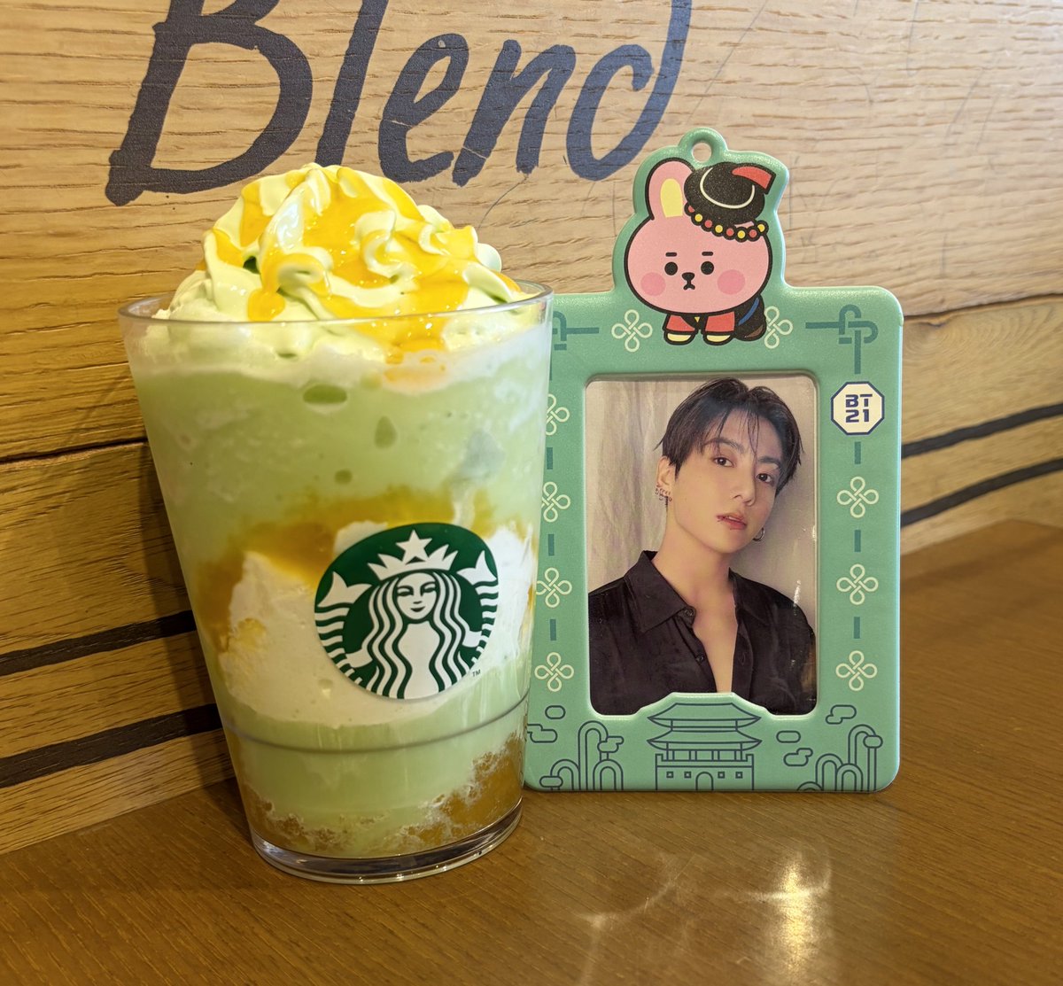 michibts0901's tweet photo. 病院帰りにスタバ。
THE フラペチーノof メロン of メロン🍈
果肉も入っていて美味しい😋

3月下旬あたりから季節の変わり目の持病の痛みが酷くて毎週ブロック注射をうちに行ってたけど、先週グクに会えたおかげでだいぶ治まったよ☺️ 今日で一旦終了🙌 https://t.co/PGbGu312F2