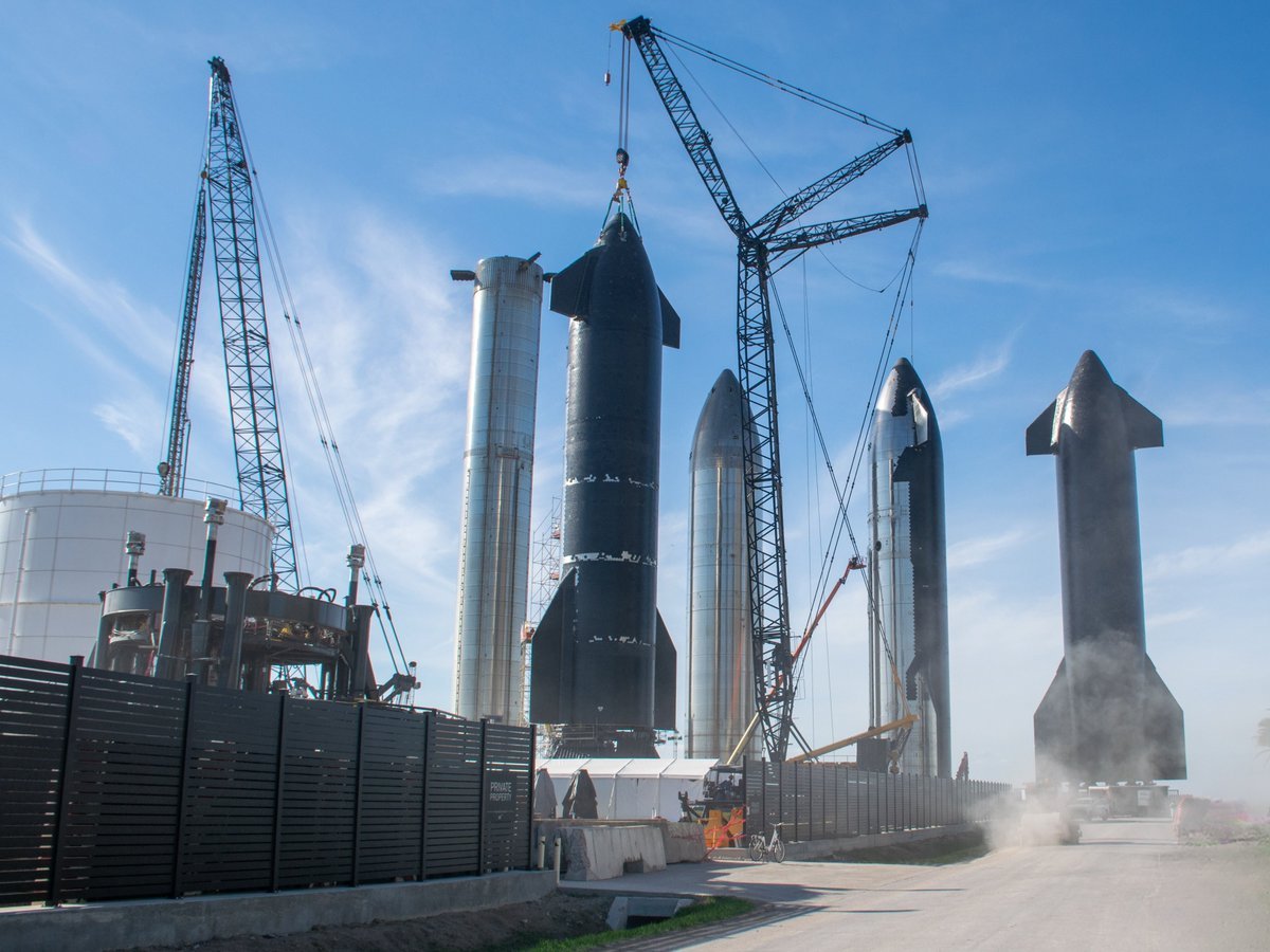 XFreeze's tweet photo. The future of multiplanetary life is being built right in front of our eyes at Starbase

Stainless-steel giants, built to take humanity to the Moon, Mars, and beyond… https://t.co/j710Ui0ZAA