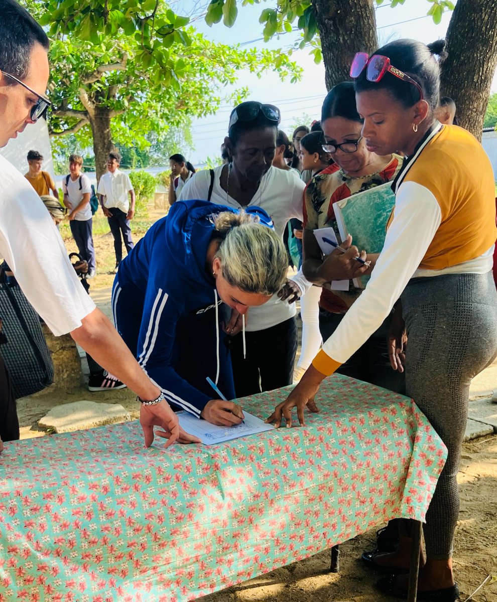 Se realiza en el Centro Politécnico Leonides Blanco Acto de reafirmación Revolucionaria.
#MiFirmaPorLaPatria 
"Cada firma nuestra es un llamado a la conciencia del mundo". #PinardelRío #CubaMined