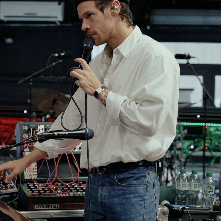 SI TU TE CASAS EL DIA DE TU BODA LE DIGO A TU ESPOSO CON RISAS
QUE SOLO ES PRESTADA LA MUJER QUE AMA PORQUE SIGUES SIENDO MÍA