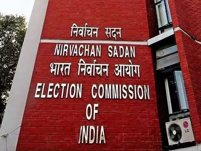 airnewsalerts's tweet image. #ElectionCommission issues fresh set of post-poll guidelines for #WestBengal assembly elections. 

The poll body lays down strict protocols for handling surveillance cameras and video data after voting concludes. 

Under the new guidelines, SD cards used in polling booth cameras