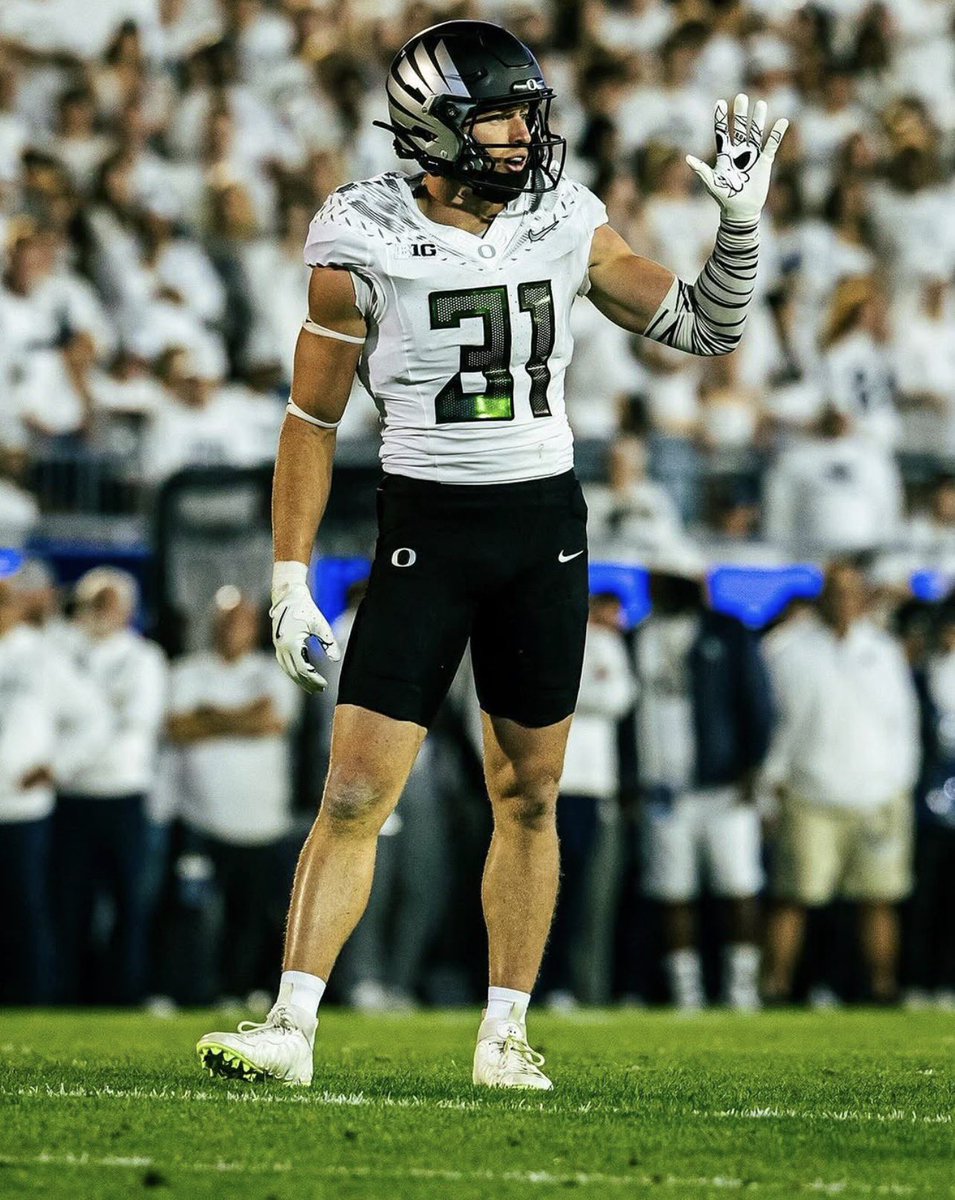 bearszn's tweet photo. The Chicago Bears are drafting Oregon S Dillon Thieneman at pick 25 👀

Bears get one of the best safeties in the draft and will pair him alongside Coby Bryant. 🔥

LOVE IT. WELCOME TO CHICAGO @DillonThieneman 🐻⬇️ https://t.co/FO3H0KiJqL