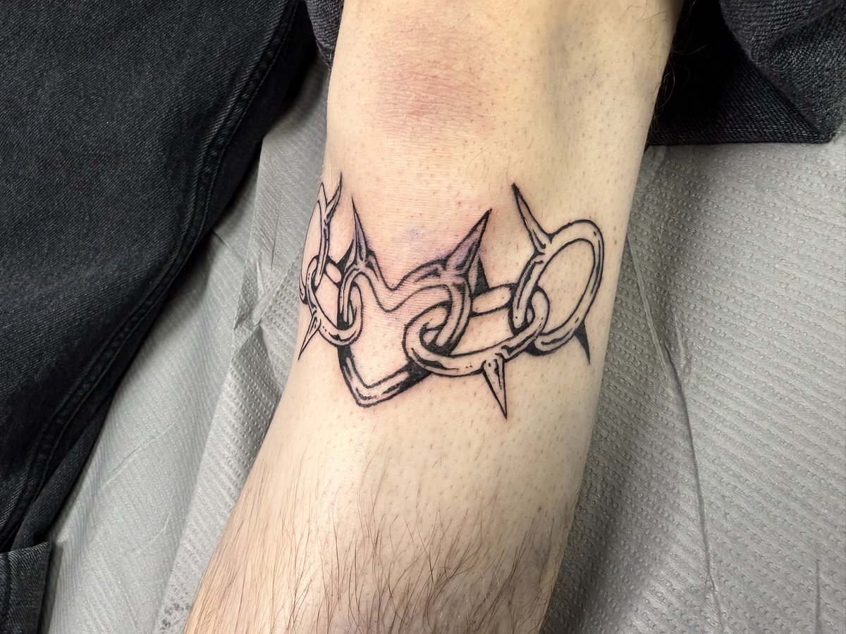 CHR0MAK1LL3R's tweet photo. Did not realize my legs were nothing but bone until he showed me this picture so now I have a new insecurity but a cool tattoo so it cancels each other out I guess. #HURTED https://t.co/Y5BqDwX1aI