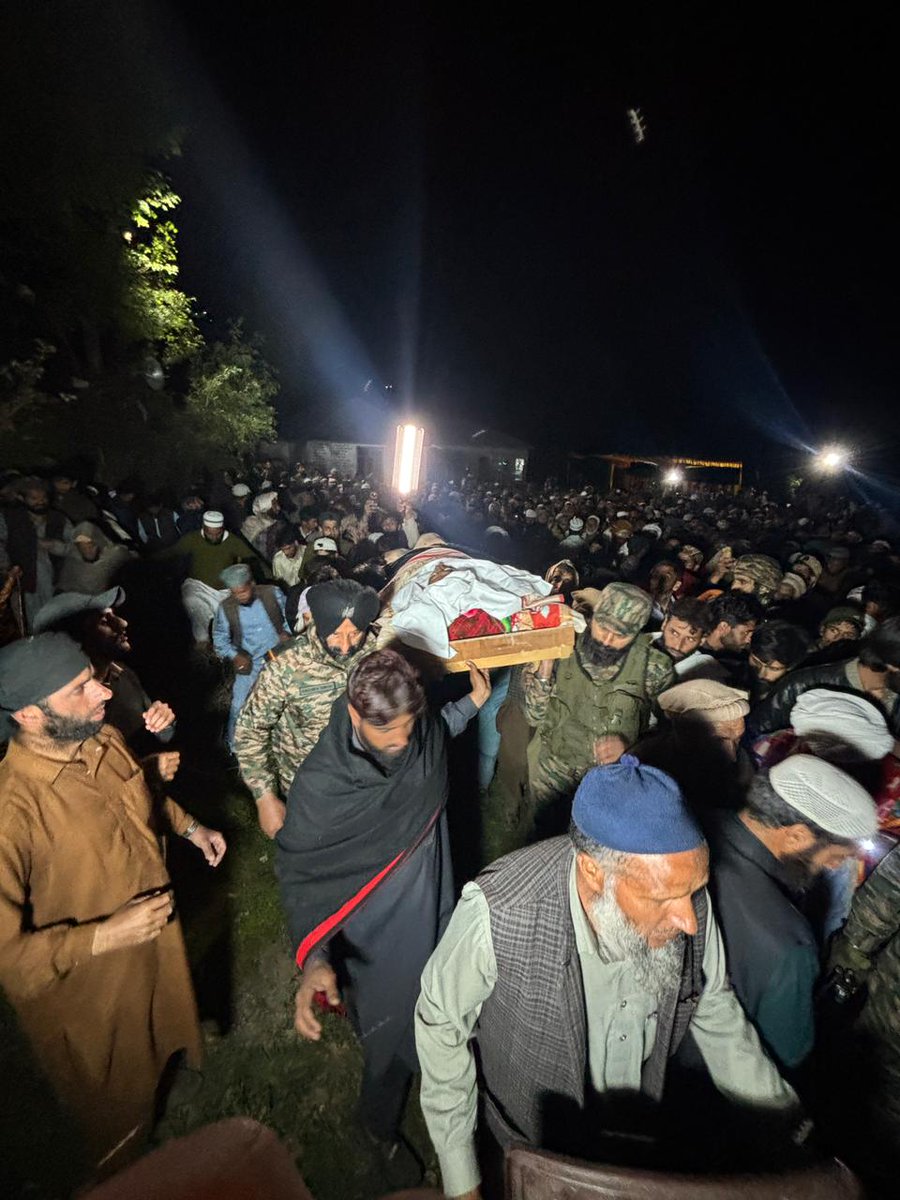 Whiteknight_IA's tweet image. #WhiteKnightCorps | #SaluteToPatriot

𝗔 𝗕𝗿𝗮𝘃𝗲 𝗛𝗲𝗮𝗿𝘁 𝗟𝗮𝗶𝗱 𝗧𝗼 𝗥𝗲𝘀𝘁

With deep sorrow and immense gratitude, #IndianArmy bid a solemn farewell to 𝗧𝗮𝗵𝗶𝗿 𝗙𝗮𝘇𝗮𝗹, a valiant son of the soil who stood shoulder to shoulder with own troops during Op Sarpvinash