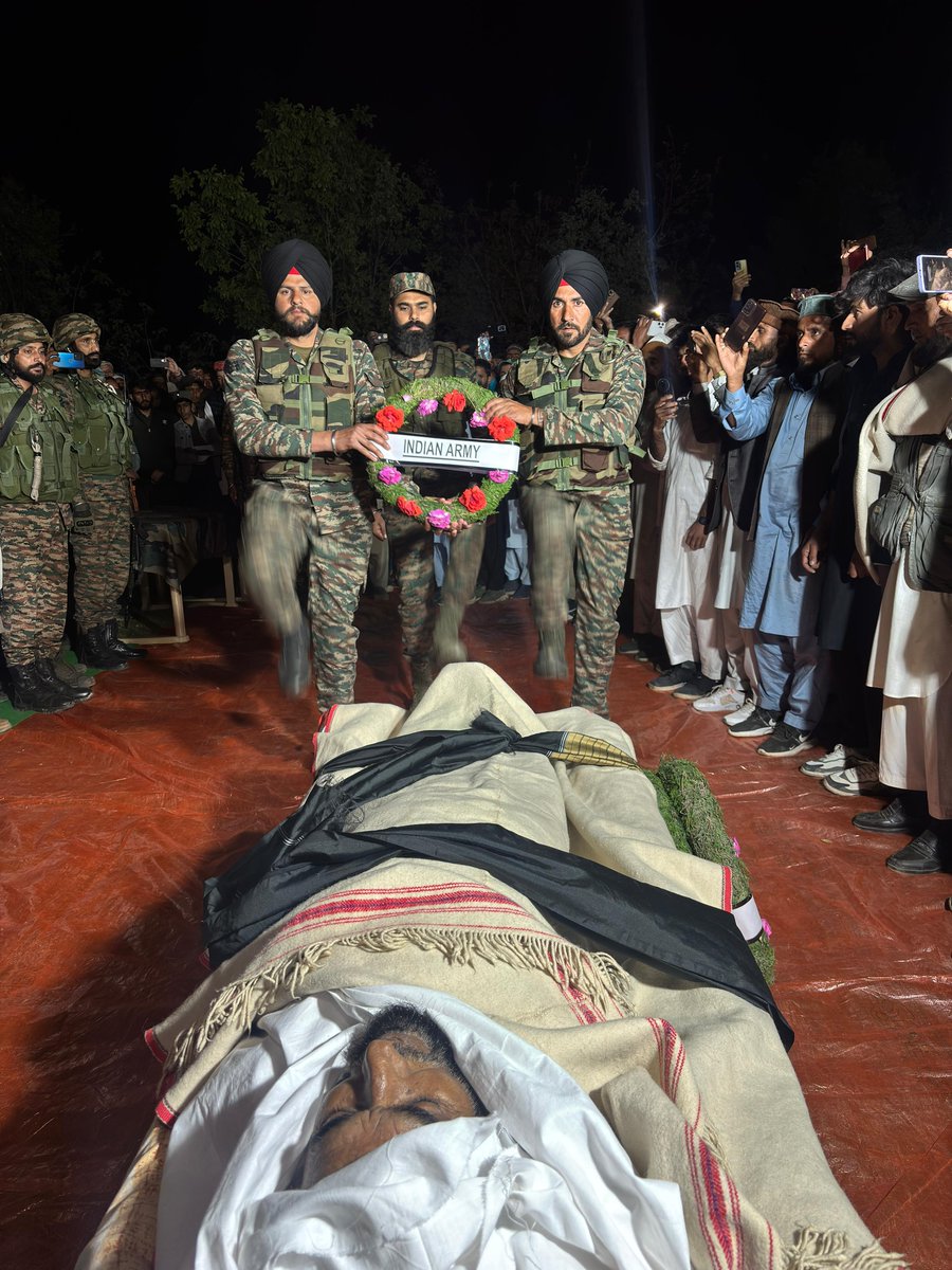 Whiteknight_IA's tweet image. #WhiteKnightCorps | #SaluteToPatriot

𝗔 𝗕𝗿𝗮𝘃𝗲 𝗛𝗲𝗮𝗿𝘁 𝗟𝗮𝗶𝗱 𝗧𝗼 𝗥𝗲𝘀𝘁

With deep sorrow and immense gratitude, #IndianArmy bid a solemn farewell to 𝗧𝗮𝗵𝗶𝗿 𝗙𝗮𝘇𝗮𝗹, a valiant son of the soil who stood shoulder to shoulder with own troops during Op Sarpvinash