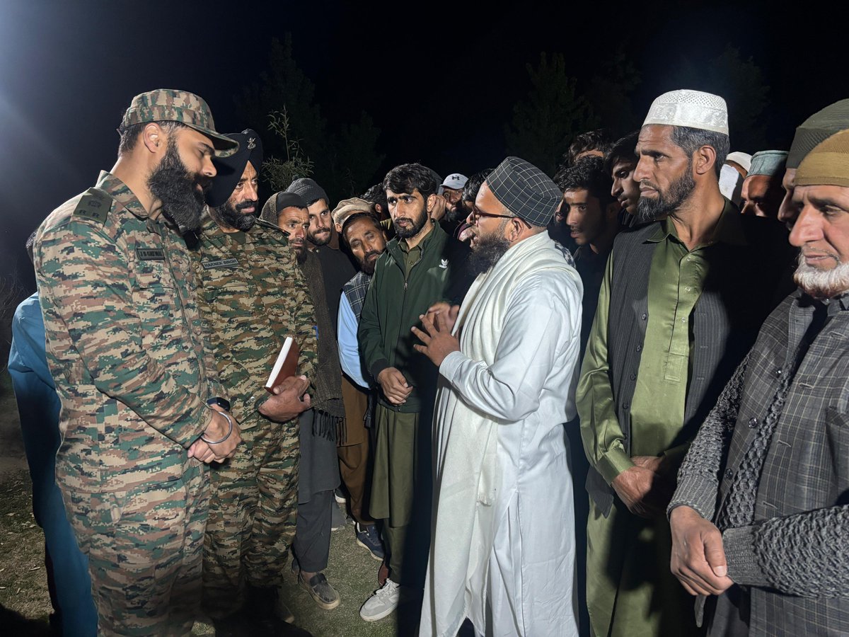 Whiteknight_IA's tweet image. #WhiteKnightCorps | #SaluteToPatriot

𝗔 𝗕𝗿𝗮𝘃𝗲 𝗛𝗲𝗮𝗿𝘁 𝗟𝗮𝗶𝗱 𝗧𝗼 𝗥𝗲𝘀𝘁

With deep sorrow and immense gratitude, #IndianArmy bid a solemn farewell to 𝗧𝗮𝗵𝗶𝗿 𝗙𝗮𝘇𝗮𝗹, a valiant son of the soil who stood shoulder to shoulder with own troops during Op Sarpvinash