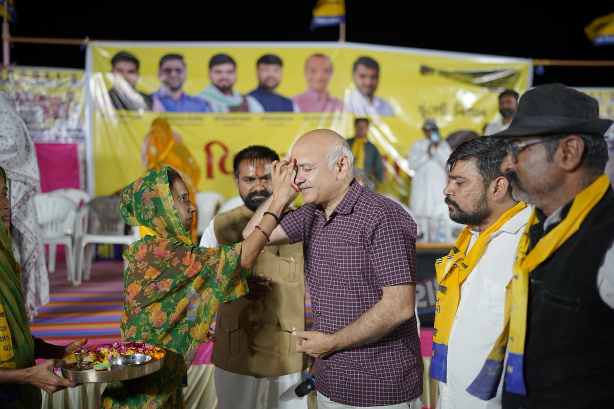 गुजरात में नगर निगम और ज़िला- तालुका पंचायत चुनाव में सीधी लड़ाई बीजेपी और AAP के बीच दिख रही है। कांग्रेस तो कहीं चर्चा में भी नहीं दिख रही।और बीजेपी केवल पुलिस के दम पर लोगों को धमकाकर चुनाव लड़ रही है। 

देर रात तक AAP की सभाओं में लोग आकर बदलाव का संकल्प मजबूर कर रहे हैं। और