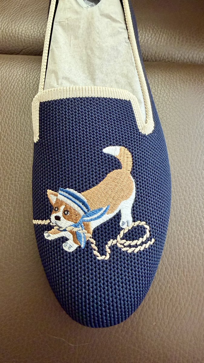 fuuta_corgi's tweet photo. 可愛い靴が届きました〜💙✨
ずっとコーギー柄が出たらいいなぁと思っていたので、本当に嬉しい🥰

@vivaia_official 
@Vivaia_JP https://t.co/vgWVtbQjpp