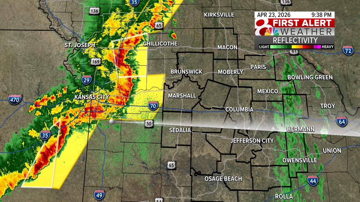 KOMUMatt's tweet image. 9:38PM Thursday Radar: Watching storms coming out of the KC Area. These have been pretty nasty and have even had some rotation over the last hour or so. These are starting to weaken as they move closer to our region. Watching for a few 40-60 mph wind gusts. #MidMoWx #MoWx