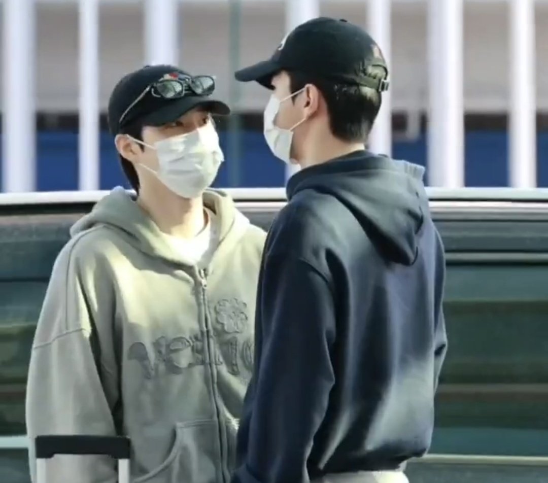 shjm0422_'s tweet photo. 공항에서 커플짓하는 새준을 “느껴” https://t.co/cISIxRAvQ7