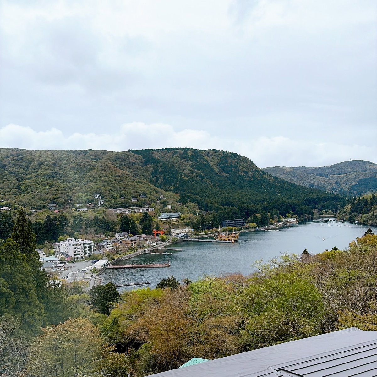 takuyasensei's tweet photo. みんな、旅してる？

「転地効果」というのがあってね。
場所を変えるだけで心身の状態が好転します。具体的には

①新しい刺激でクヨクヨ思考が止まる
②ストレスホルモンが超低下する
③自律神経のバランスがめちゃくちゃ整う

旅行が無理なら、いつもと違うカフェで仕事する、帰り道の一本を変えてみる、それだけでもOK！

心がしんどいとき、家で悶々と考え込むより、まず場所を変えてみて。