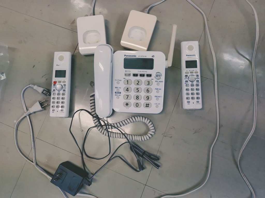 仕事場の15年選手の電話機。
雑音がひどく、NTTの担当者に新しいのを買うよう言われたので、本日更新。
15年間ありがとう。
#家電 #電話機 #コードレス #NTT #Panasonic