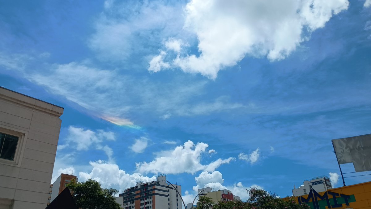 AngelMonikBlog's tweet photo. Hermoso arco circunhorizontal, también conocido como arcoiris de fuego se vio al mediodía del 23 de abril en #Bucaramanga https://t.co/HinK3PkYiH
