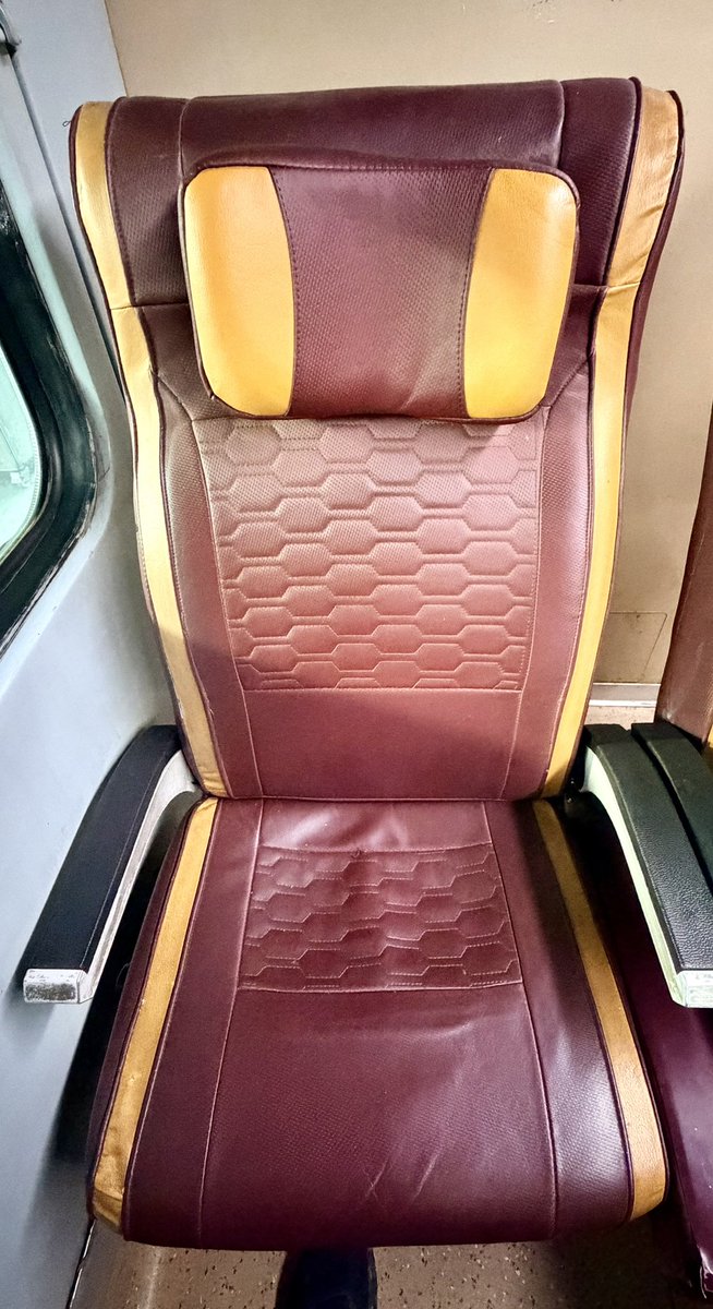 AmitAgarwal22's tweet image. Took a train, got airline vibes. ✈️
This New Delhi-Kalka Shatabdi seat looks very familiar… any guesses which airline?💜