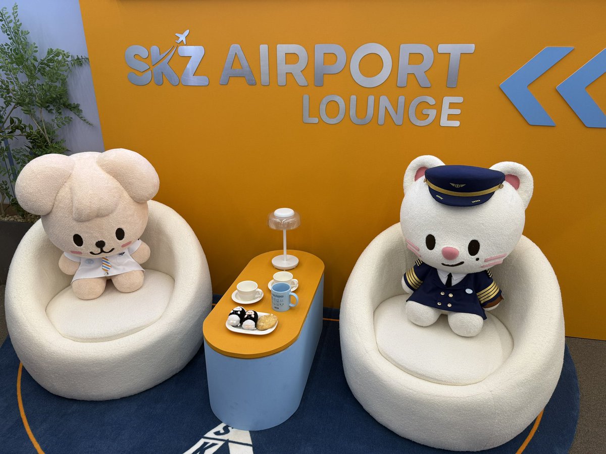 skz airport with skzoo crew