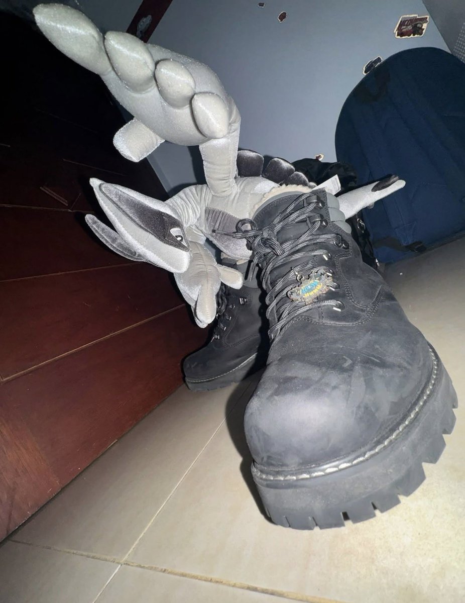 insane poses tweet media