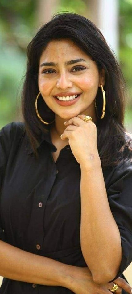 IAmKhabri69's tweet image. Famous Indian Actress And Producer #AishwaryaLekshmi 😙🖤💛💙