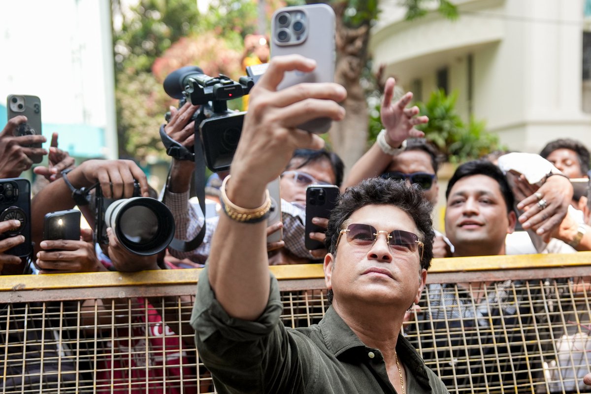 CNBCTV18News's tweet image. 🏏🏏 Master Blaster turns 53! 

Sachin Tendulkar  (@sachin_rt) celebrates his birthday with his wife Anjali and fans at his residence in Mumbai  

📷 PTI 

#SachinTendulkar #HappyBirthdaySachinTendulkar #HappyBirthdaySachin