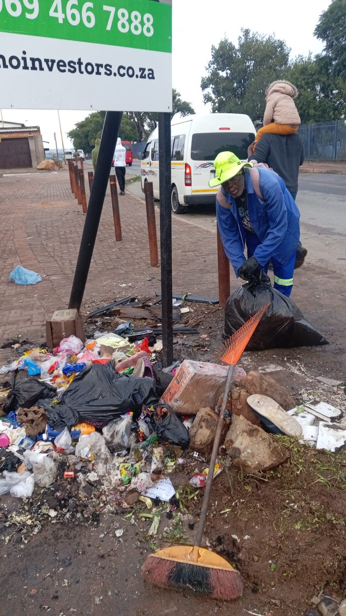 City_Ekurhuleni's tweet image. Emfihlweni, Zone 11, Sekelo, Teanong, Montsu, Makhulong, Zone 12, Mqantsa and Temong.

📍 In #Duduza, waste collection is ongoing, while in #Springs our teams are hard at work with waste removal, litter picking, and CBD cleaning to keep the city looking its best.