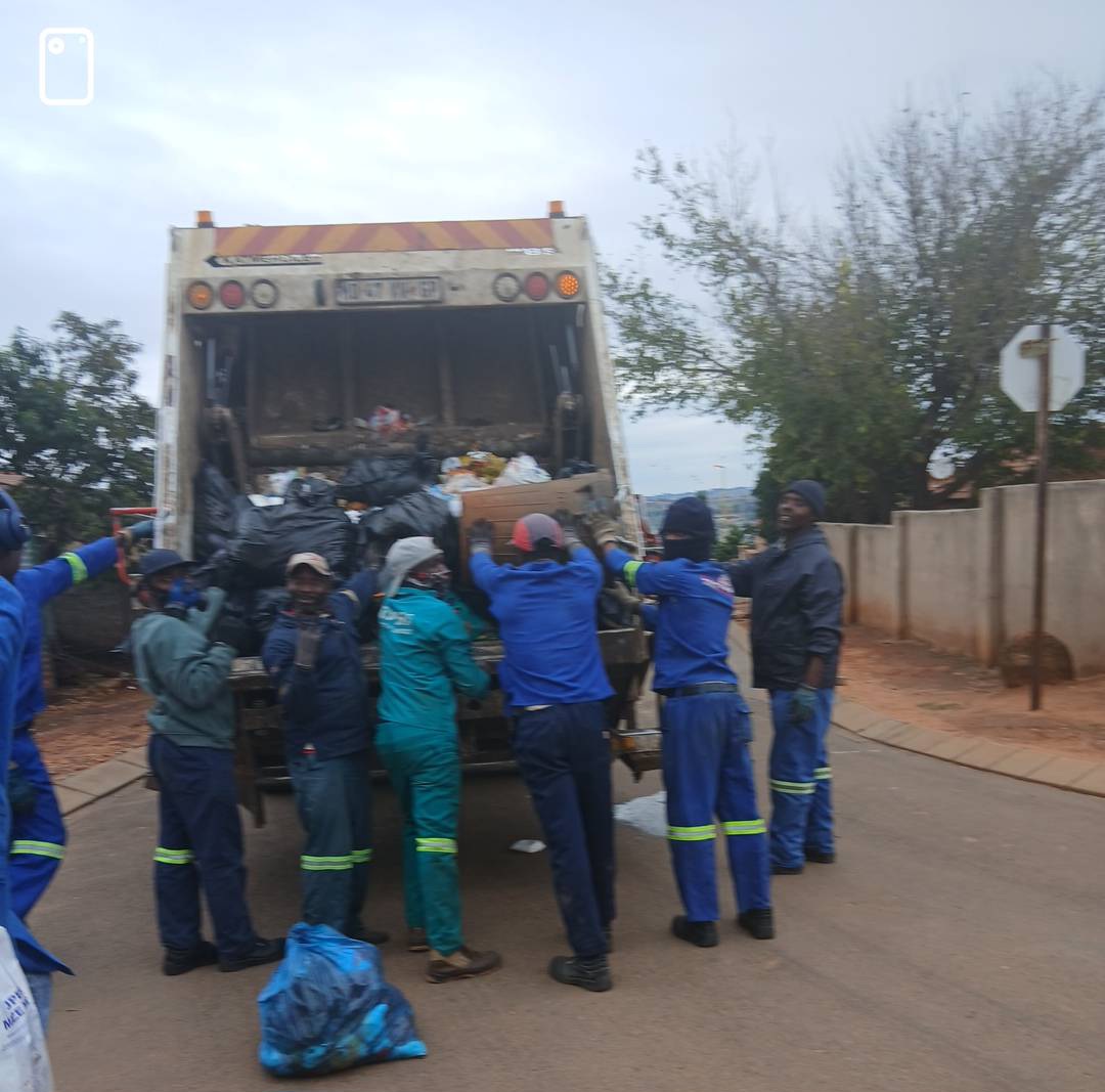 City_Ekurhuleni's tweet image. Emfihlweni, Zone 11, Sekelo, Teanong, Montsu, Makhulong, Zone 12, Mqantsa and Temong.

📍 In #Duduza, waste collection is ongoing, while in #Springs our teams are hard at work with waste removal, litter picking, and CBD cleaning to keep the city looking its best.