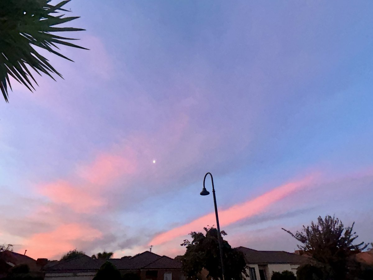 lauz_76's tweet image. Killer sunset tonight mixed with a couple of stars so far, a crescent moon &amp;amp; pretty autumn leaves 🍁🌅🌙⭐️💖 #Melbourneweather #Lovely