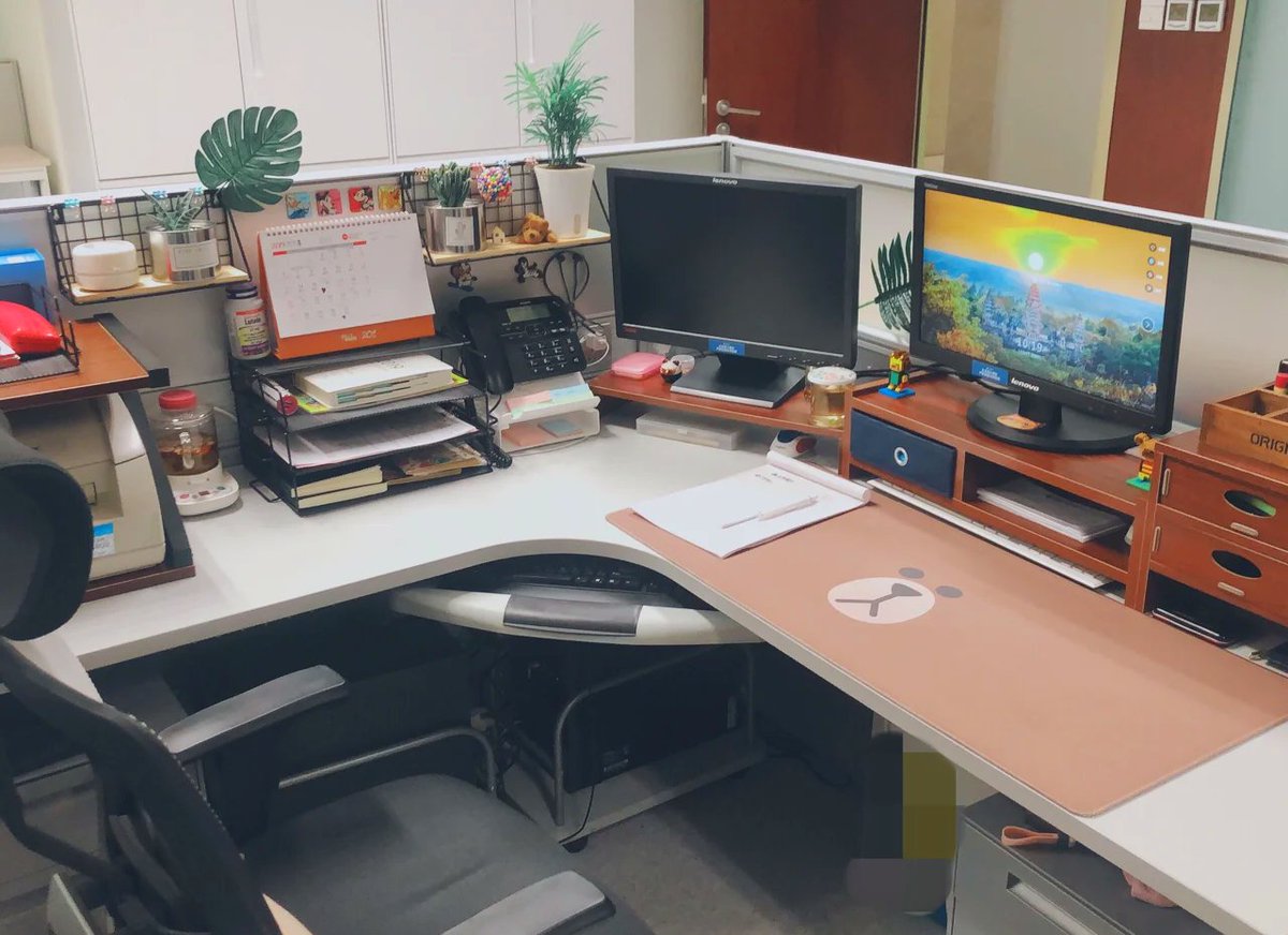 SnazeerNazeer's tweet image. "Level up your desk game! Minimalist setup = max focus.  Organize cables, add a small plant, and keep essentials within reach. Your productivity will thank you. #DeskGoals #WorkFromHome"