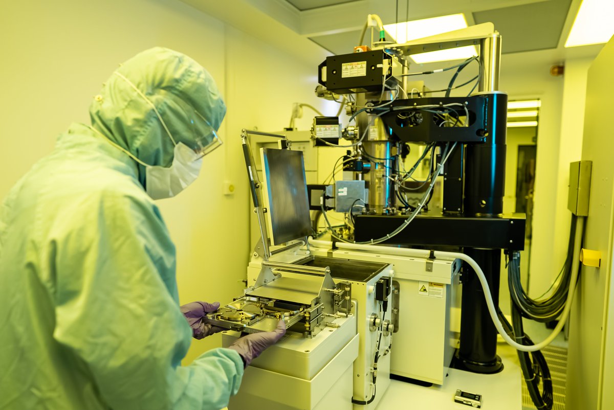 RoyceCambridge's tweet image. 🔬 Electron Beam Lithography at Cambridge

Raith EBPG 5200 enables nanoscale fabrication down to 5nm, supporting photonics, nanoelectronics and quantum devices.

See how it’s driving optical innovation: lnkd.in/eveFhYsA

#RoyceCambridge #Nanotechnology