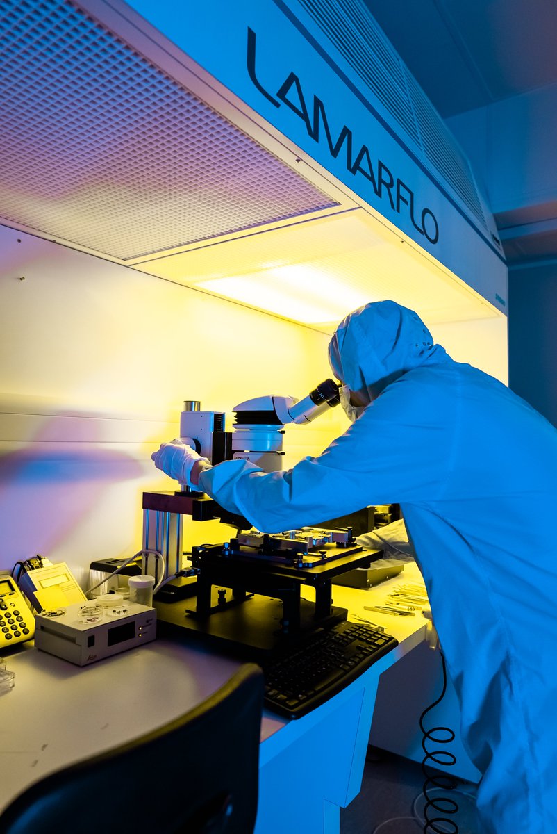 RoyceCambridge's tweet image. 🔬 Electron Beam Lithography at Cambridge

Raith EBPG 5200 enables nanoscale fabrication down to 5nm, supporting photonics, nanoelectronics and quantum devices.

See how it’s driving optical innovation: lnkd.in/eveFhYsA

#RoyceCambridge #Nanotechnology