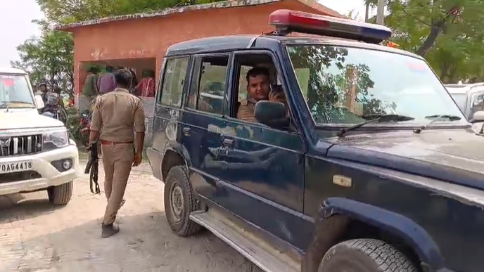 AajKiKhabarNews's tweet image. कुशीनगर 

देव स्थान के पास गोकशी से हड़कंप
ग्रामीणों ने तीन लोगों को दौड़ाया, एक पकड़ा (अयूब)
दो आरोपी बाइक से फरार
भारी आक्रोश, सख्त कार्रवाई की मांग
पुलिस अधिकारी मौके पर पहुंचे
गाय का शव और मांस बरामद
जांच जारी, मामला नेबुआ नौरंगिया के अंतरडीहा गांव का

#Kushinagar