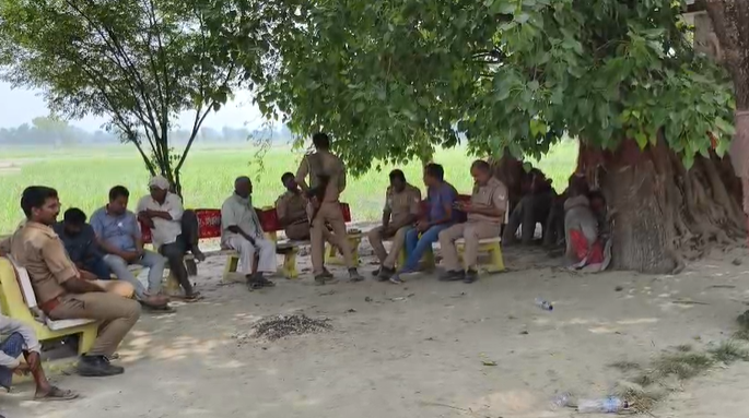 AajKiKhabarNews's tweet image. कुशीनगर 

देव स्थान के पास गोकशी से हड़कंप
ग्रामीणों ने तीन लोगों को दौड़ाया, एक पकड़ा (अयूब)
दो आरोपी बाइक से फरार
भारी आक्रोश, सख्त कार्रवाई की मांग
पुलिस अधिकारी मौके पर पहुंचे
गाय का शव और मांस बरामद
जांच जारी, मामला नेबुआ नौरंगिया के अंतरडीहा गांव का

#Kushinagar