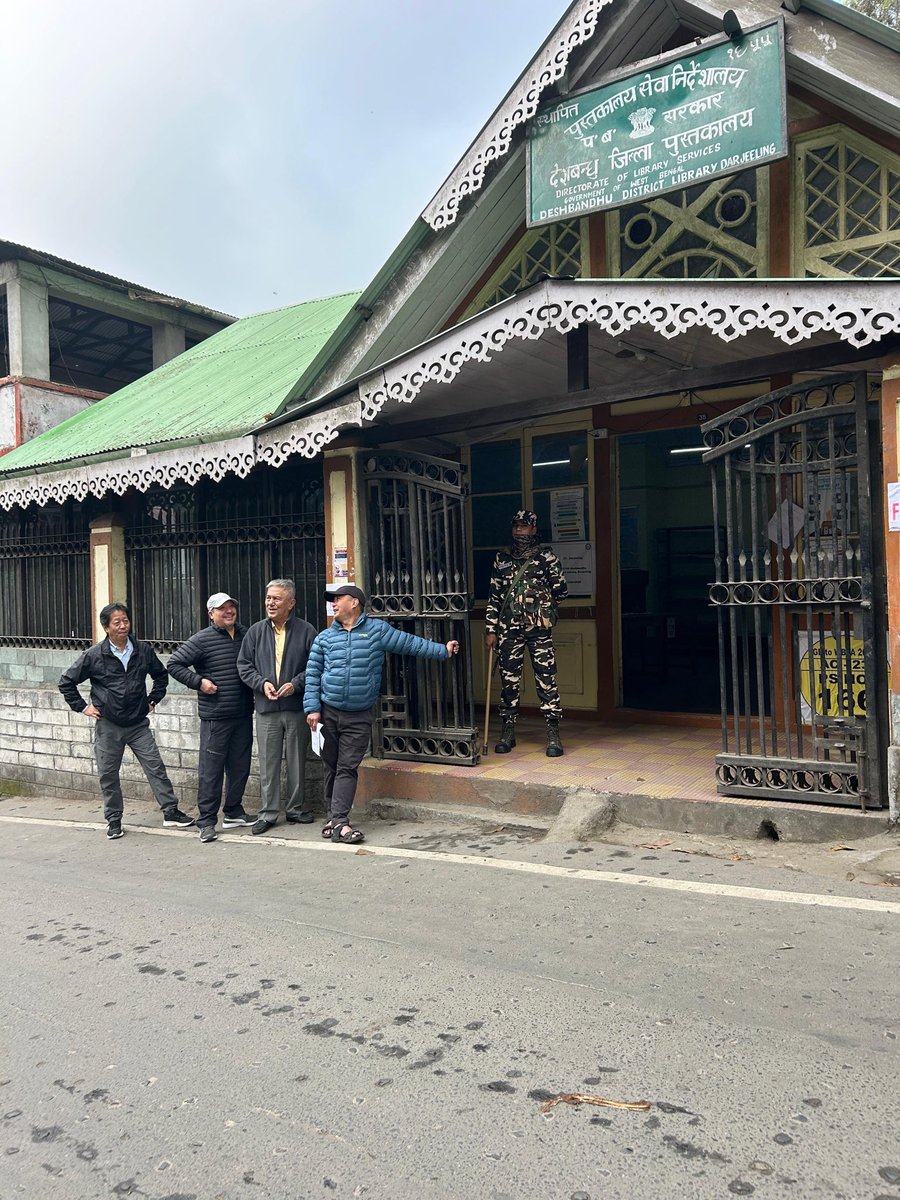 Poonampanoriya's tweet photo. From the hills of Darjeeling, covering India’s hottest election. ☝🏽🗳️
#WestBengalLegislativeAssemblyelection2026 #GroundReporting #Election2026 #AssemblyPolls #ModiVsMamta #LifeOfaReporter https://t.co/bWnjyNt5bN