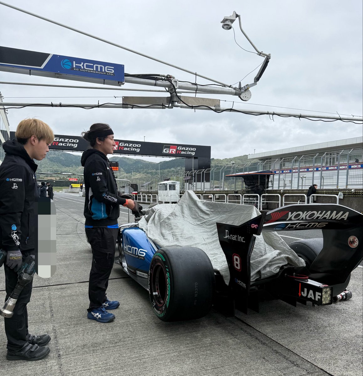 KCMGJapan's tweet image. 💙🖤🤍SUPER FORMULA Rd.3 
搬入日のサーキットからみなさまこんにちは！　雨☔が降り出したサーキットは、吐く息も白く気温10度🥶まで下がりました😓

@KCMotorgroup @SUPER_FORMULA 
#SUPERFORMULA #sformula