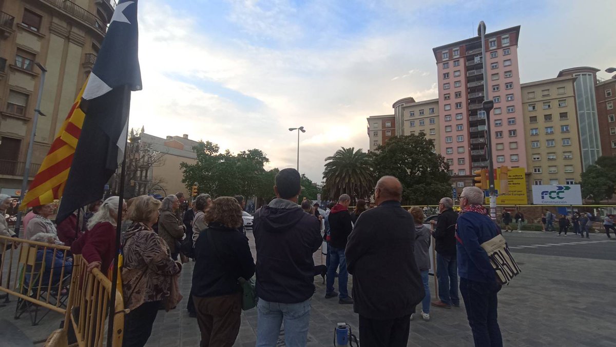assembleasmxi's tweet image. Una transició democràtica inacabada comporta que els drets civils estan permanentment amenaçats.

Necessitem la #independència. 

DILLUNS a les 8 del vespre, tothom a la Font Nova de #Sants (al costat de la Pl de Sants).