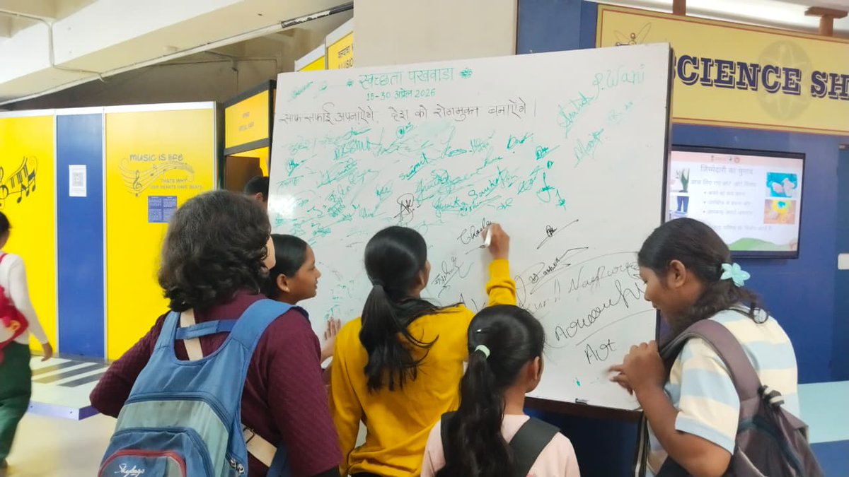 RamanCentre's tweet image. ✍️🌱 Voices for a Cleaner Tomorrow!
 Signature Campaign was organized for visitors under Swachhata Pakhwada 2026 at @RamanCentre, a unit of @ncsmgoi @MinOfCultureGoI. Participants pledged their commitment towards cleanliness, hygiene, and a sustainable future. 💚✨
#Awareness