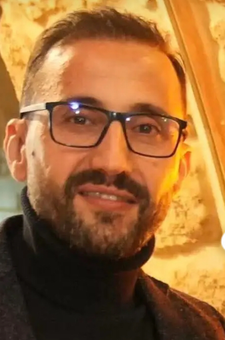 Şehit Avukat Ahmed Aleviye (Rıdvan)
Şehit Doktor Mahmud Mansur (Cihad)
İstese çok rahat bir hayat yaşayabilecek adamlar... Hizbullah'ın bütün şerefli adamları gibi Hazreti Hüseyn'in yolundan gittiler. 💔💔