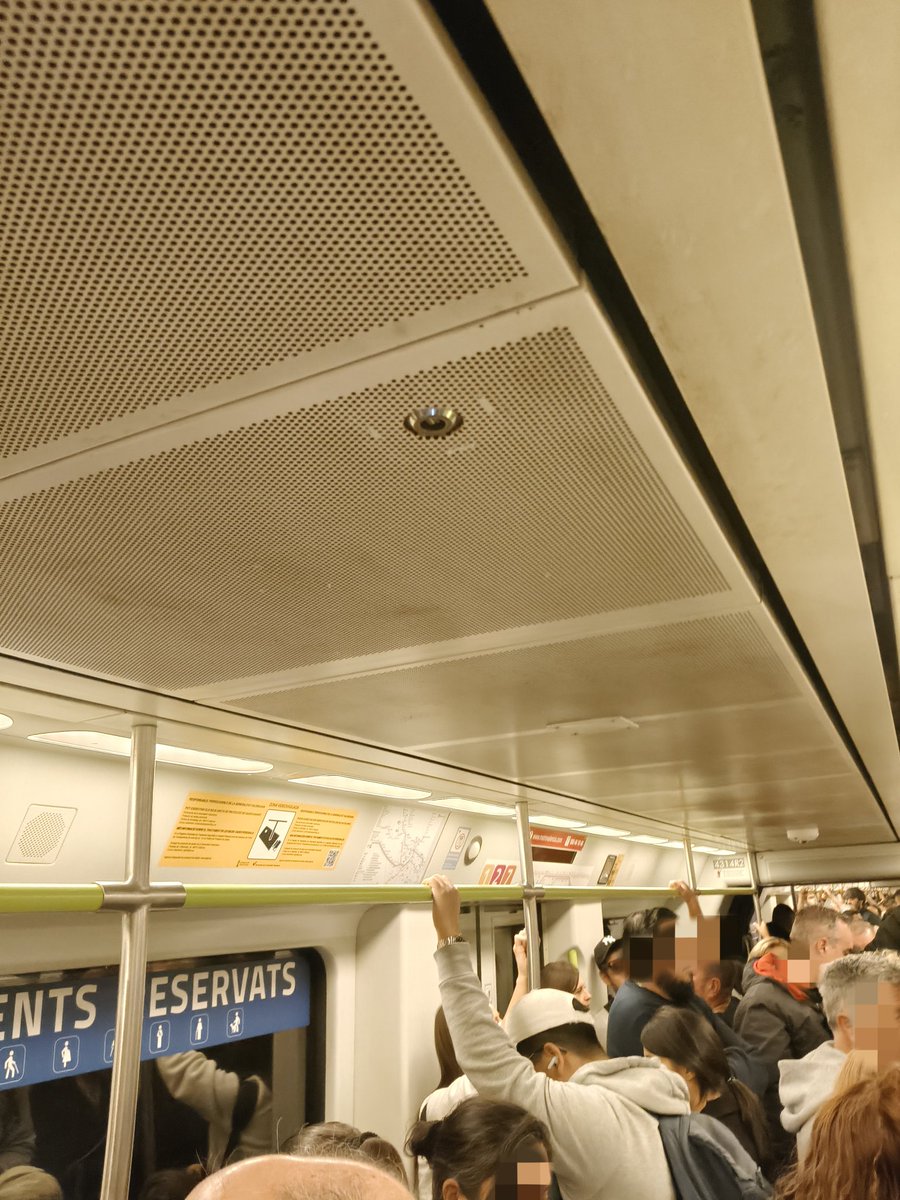 Feia temps que no pujava al metro (m'he tingut que passar al cotxe (tarde x4 vegades menys pa arribar al curro) i algo d'EMT) i crec que realment està penjant d'un fil. Estos últims 3-4 anys, especialment post DANA, han sigut un forat negre