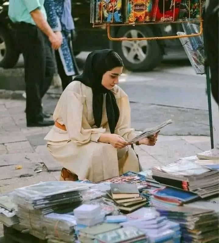 UrduVirsa's tweet photo. "جو عورت اپنے سنگھار کے پیسوں سے کتابیں خریدتی ہے اور پڑھتی ہے وہ معاشرے میں عظیم لوگوں کو جنم دیتی ہے"۔

ایک فرانسیسی ناول سے ترجمہ شدہ اقتباس۔

منقول https://t.co/NvDqmceNM7