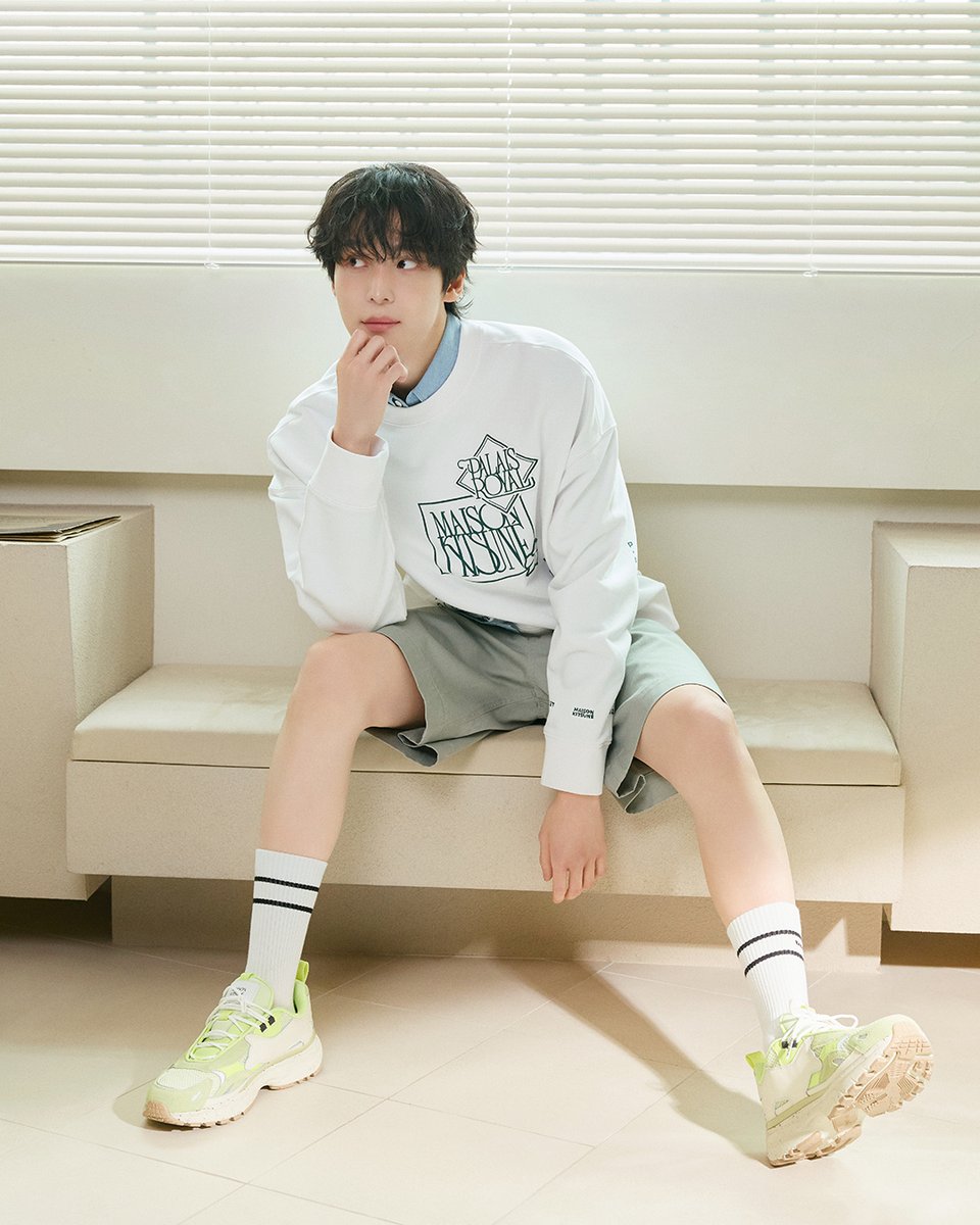 Maison Kitsuné ×ATEEZ YUNHO🦊

2026年春夏コレクションのスペシャルルックを公開。
パリのアール・ヌーヴォーから着想を得たデザインパッチを配したスウェットにショートパンツを合わせ、抜け感のあるカジュアルスタイルに。軽快で遊び心のあるムードのルックです。
