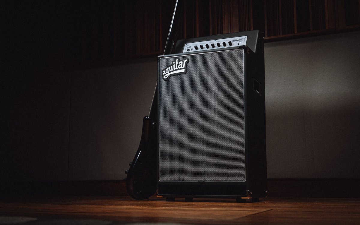 aguilarampjp's tweet photo. 「Tone Hammer 210 Combo」は、オーケストラピット、ジャズクラブ、スタジオセッションなどの用途を念頭に設計されました。

「Tone Hammerプリアンプ」と「2x10セラミックドライバー」を組み合わせ、温かく、クリアで、パンチのあるサウンドを実現しています。 https://t.co/eJO2ye5NB3