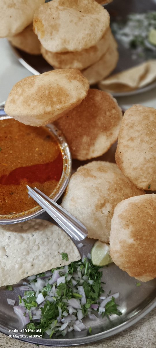 Motabhaigujratw's tweet image. पुरी भाजी means .. peace 
#Foodies 
#PuriBhaji