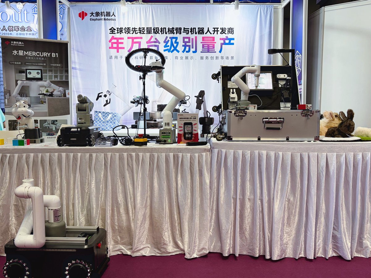 CobotMy's tweet image. ✨#FAIRplus 2026 has come to a successful close!🤖 Thanks to everyone who visited our booth and connected with us. See you at the next event! #EmbodiedAI #Automation #TechInnovation #Robotics #Education