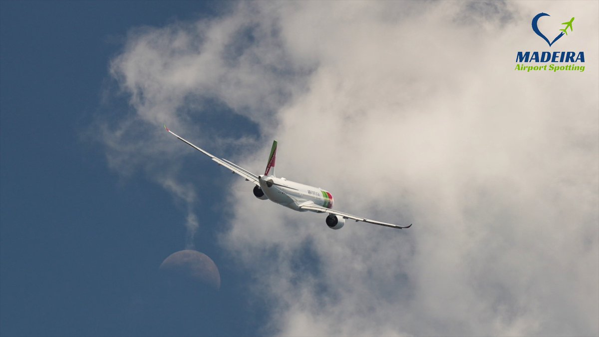 MadeiraSpotting's tweet image. TAP Air Portugal Airbus A330-900 climbing near the moon after a Go Around at Madeira Airport

#madeira #airport #airbus