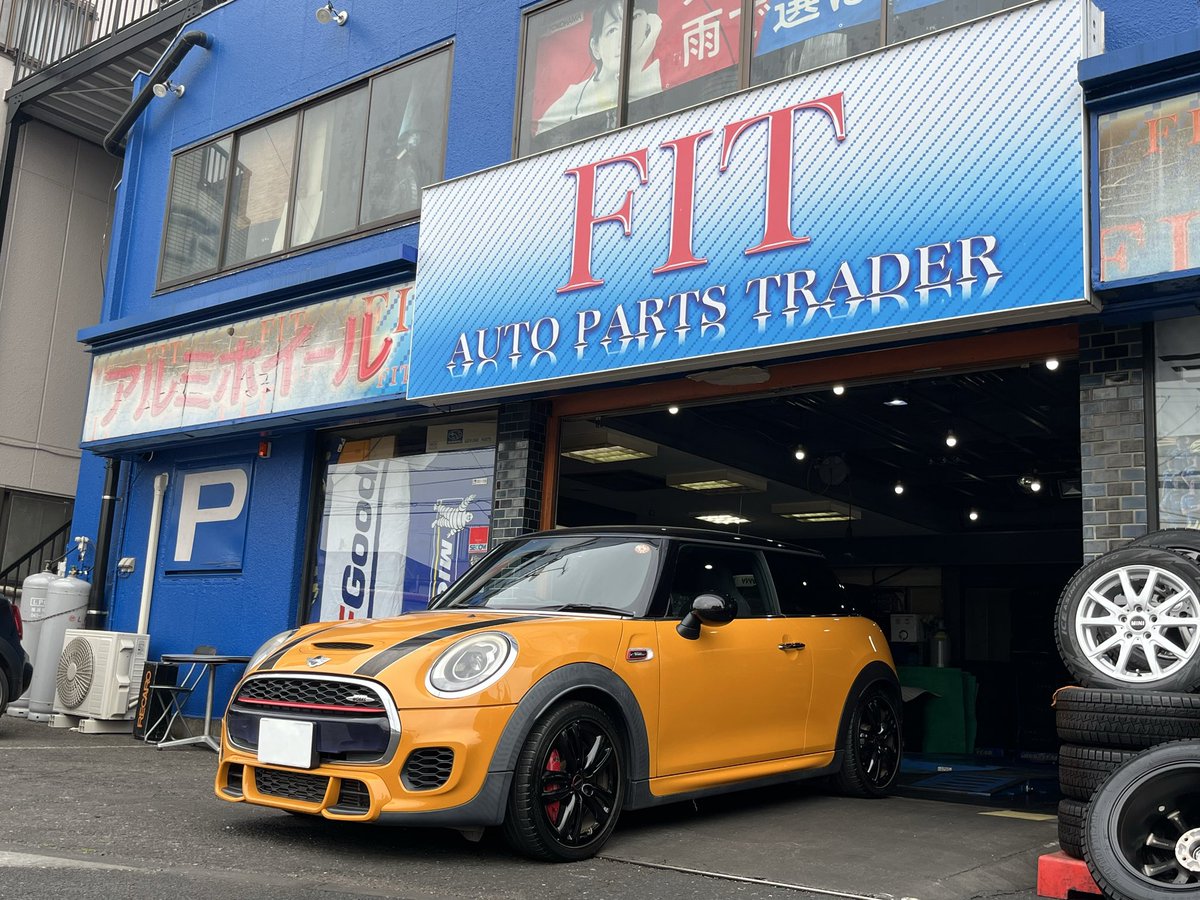 fit7377's tweet image. FIT町田です👨‍🔧

本日はMINI F56 JCWの履き替え作業です。

同じデザインのホイールでもシルバーと黒ではガラッとイメージが変わりますね👀

ちなみにホイールを暗めのカラーにするとブレーキダストが見えにくくなります👐

ブラックカラーホイール在庫ストック中！

fit-mini.com

#mini