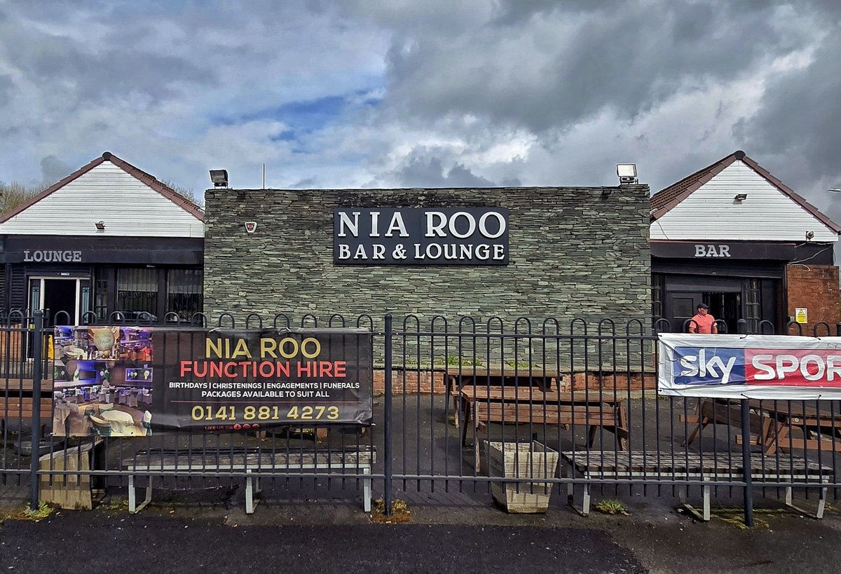 PastGlasgow's tweet image. This week's Friday pub is the Nia Roo (read it backwards) on Nitshill Rd. It's been around since at least the early 70s and was opened by the Grier family who operated many pubs in the city, including the Trossachs Bar, Townhead, and the Square Rig in Govan. 

#Glasgow #fridaypub
