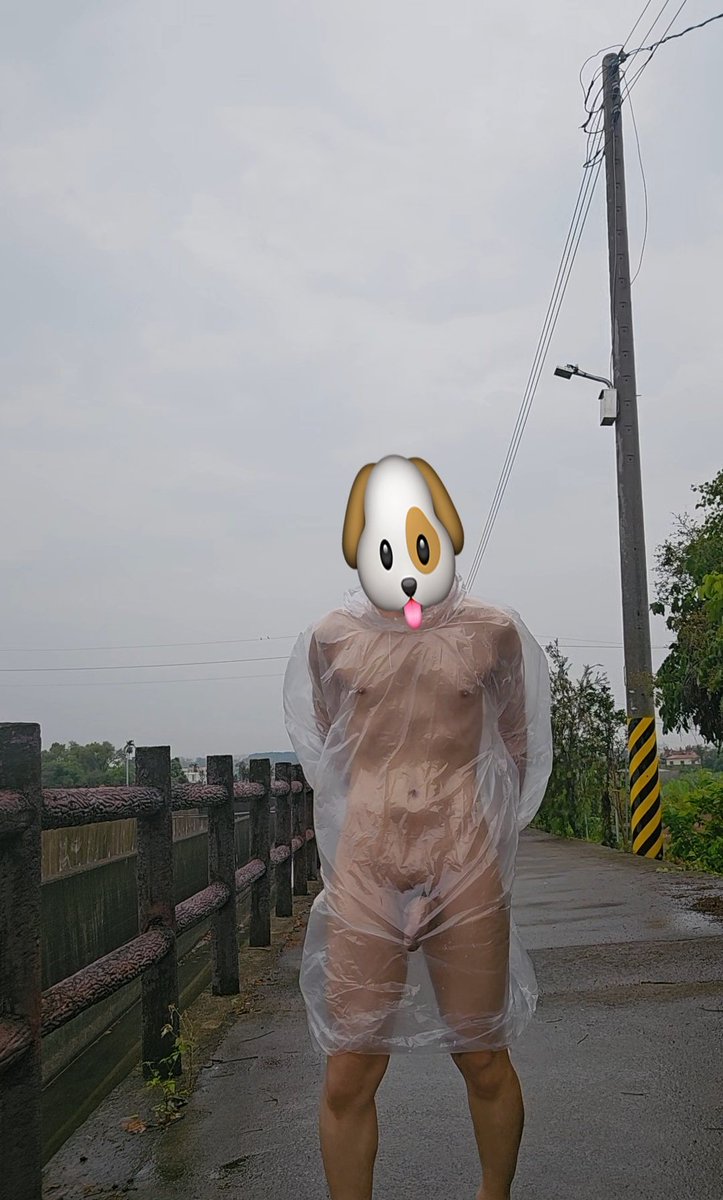 sun10699601's tweet photo. 透明雨衣若隱若現真的好色🫣
我知道出來放風你很開心但馬上就戳破是不是有點過分 😐
#野裸 #裸拍 #透明雨衣 #外拍 #裸體攝影 #男體攝影 #屌環 #雨天色影 https://t.co/DZkPohDIJ0