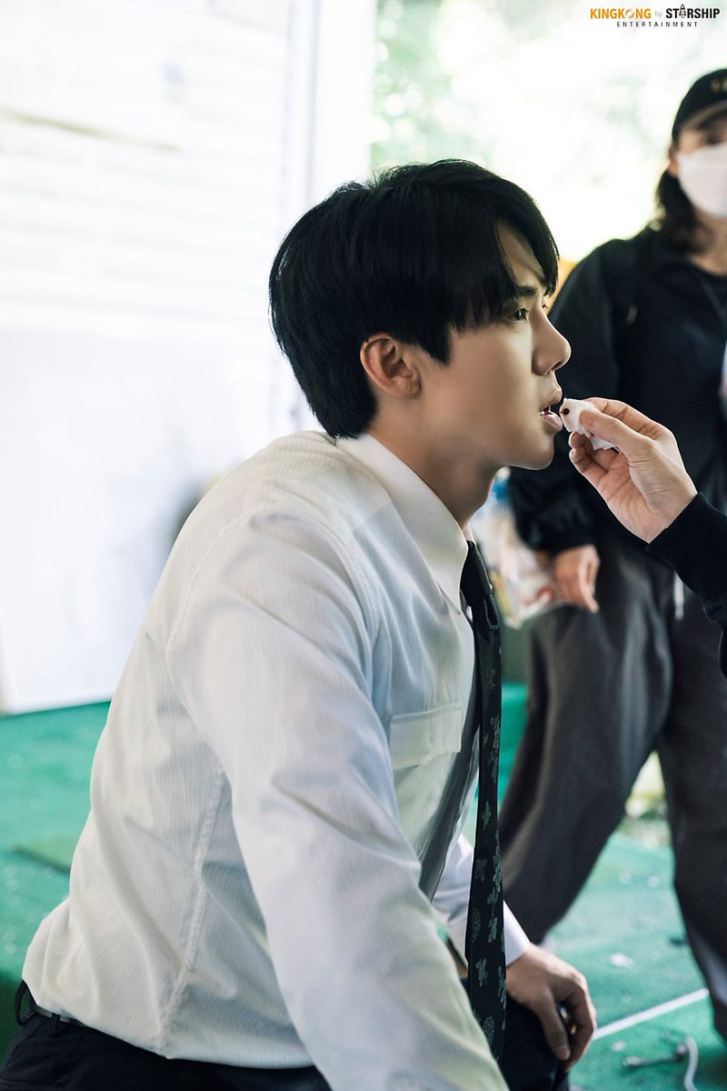 Yeonseok411_IFC's tweet image. 20260424 📸 KKBYSS Naver blog update

[#PHOTO]
[#YooYeonSeok] #PhantomLawyer Episode 11, 12 behind the scene
💌m.blog.naver.com/PostView.naver…

#유연석 #신이랑법률사무소 #신이랑