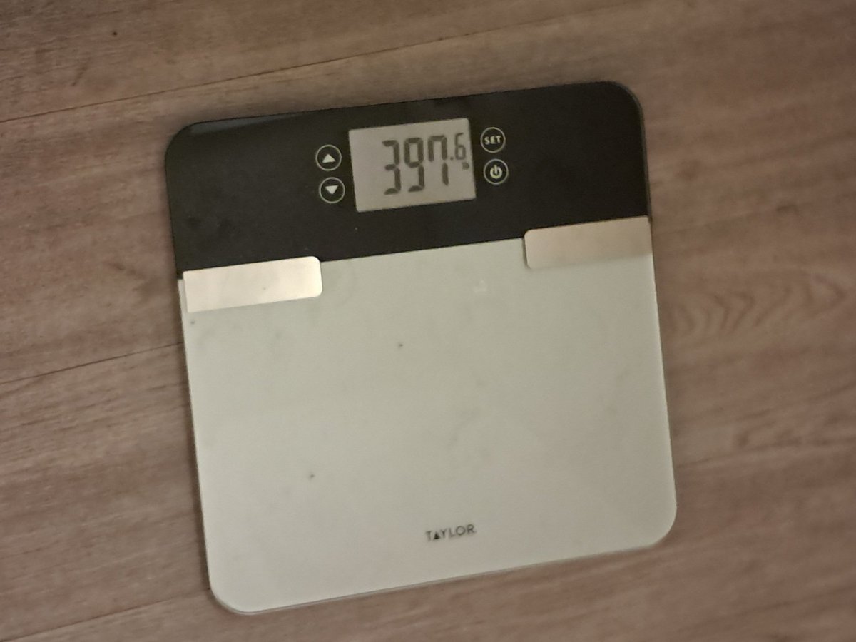 Coreyblake1990's tweet image. Alright everyone... it's time for my weight update. I'm about 2 and a half pounds lighter. I think I'm going on my third week of dieting. I've lost 10pds so far. This is with minimal exercise. I'm mostly just eating healthy. I went for a mile walk twice this past week. I'll start
