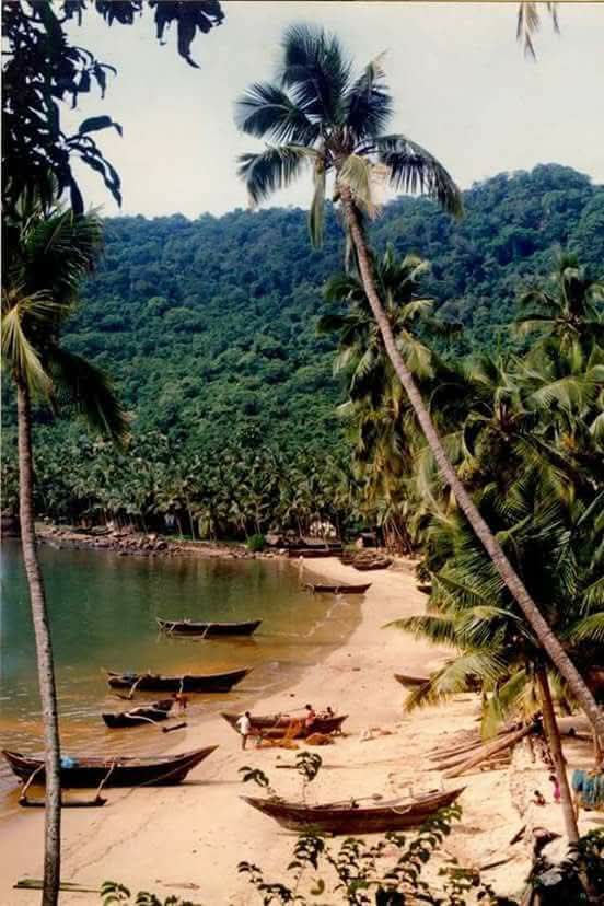 Nature's Paradise only at Karwar.

Source : KARWAR.